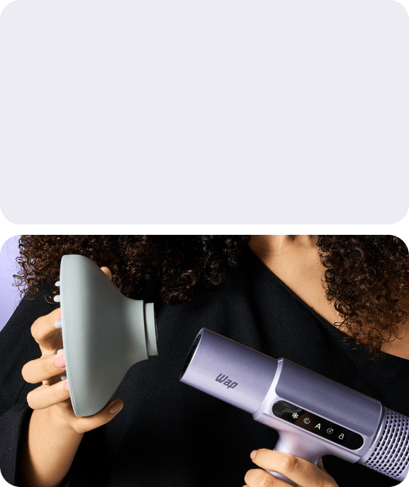 Mulher usando secador com difusor